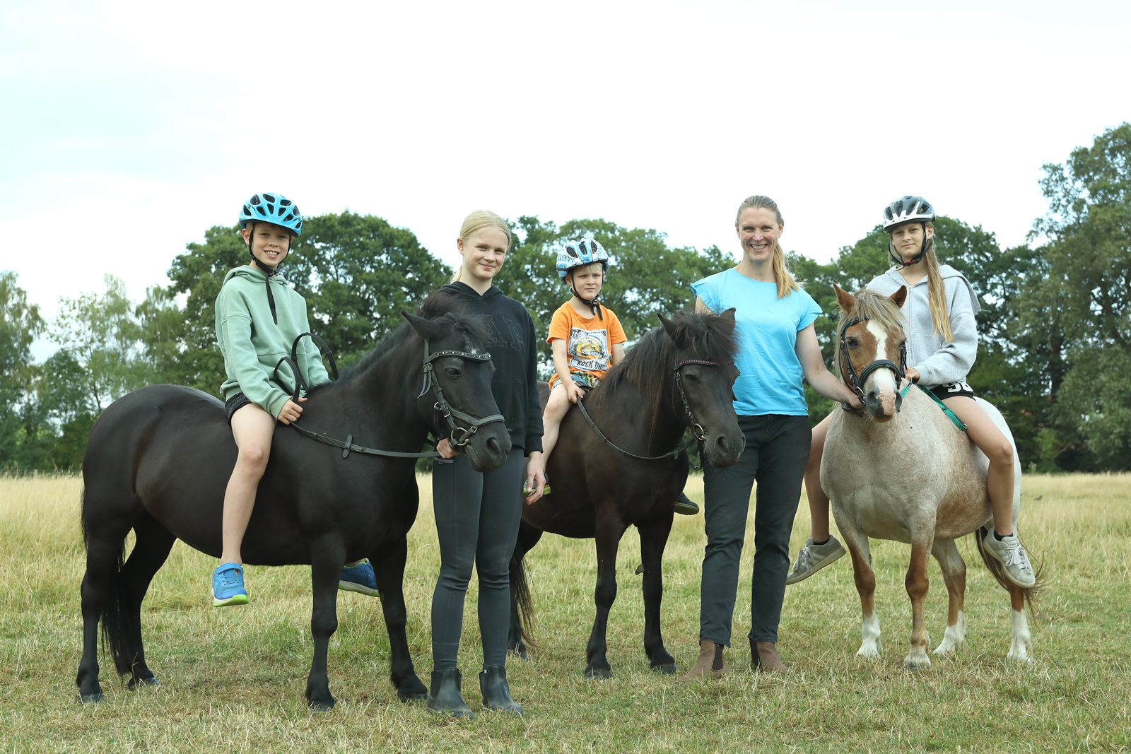 Kinder beim Ponyreiten auf dem Leitingshof