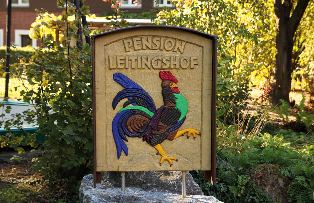 Das geschnitzte Hofschild der Pension Leitingshof