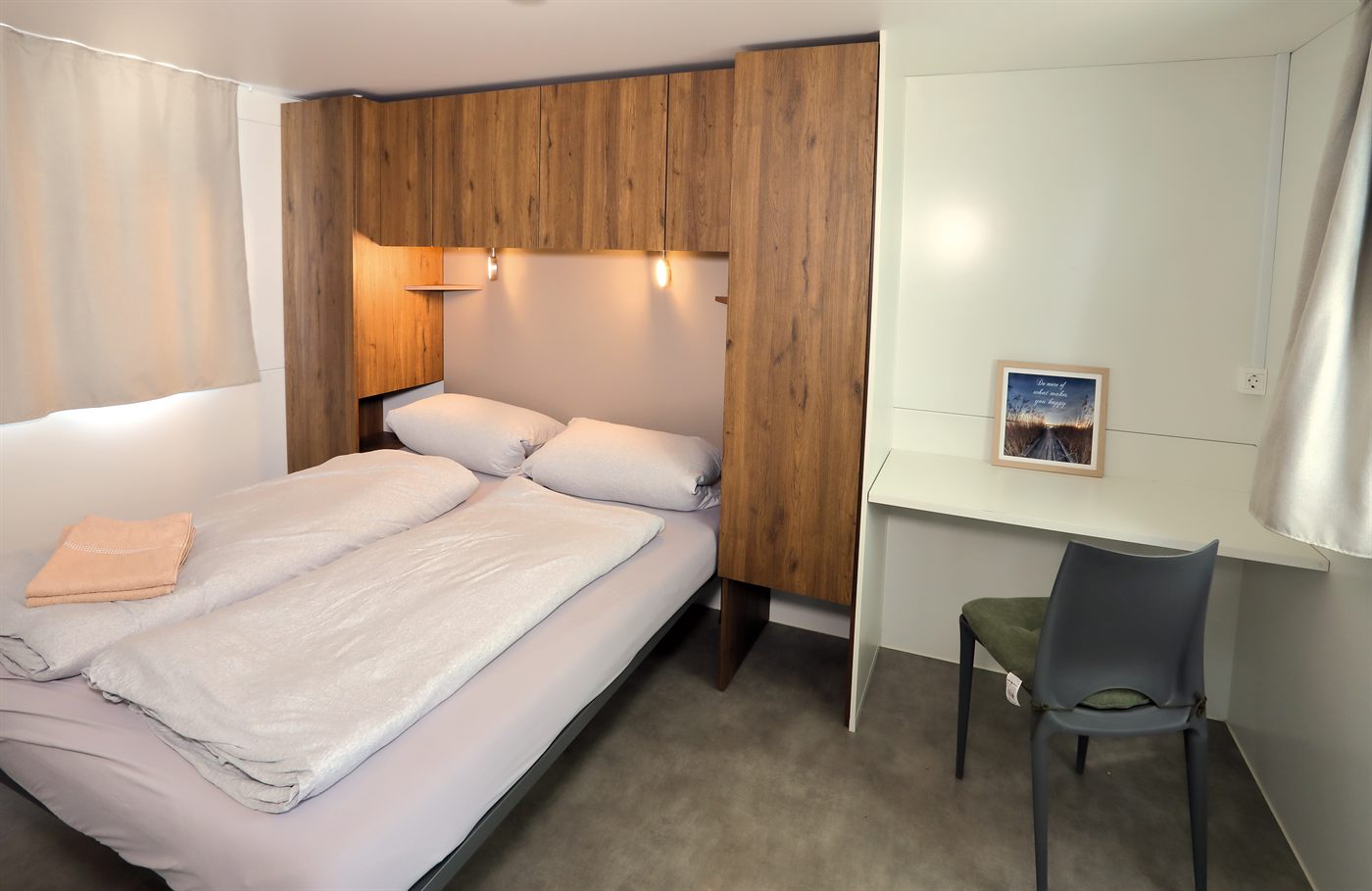 Schlafzimmer mit Doppelbett