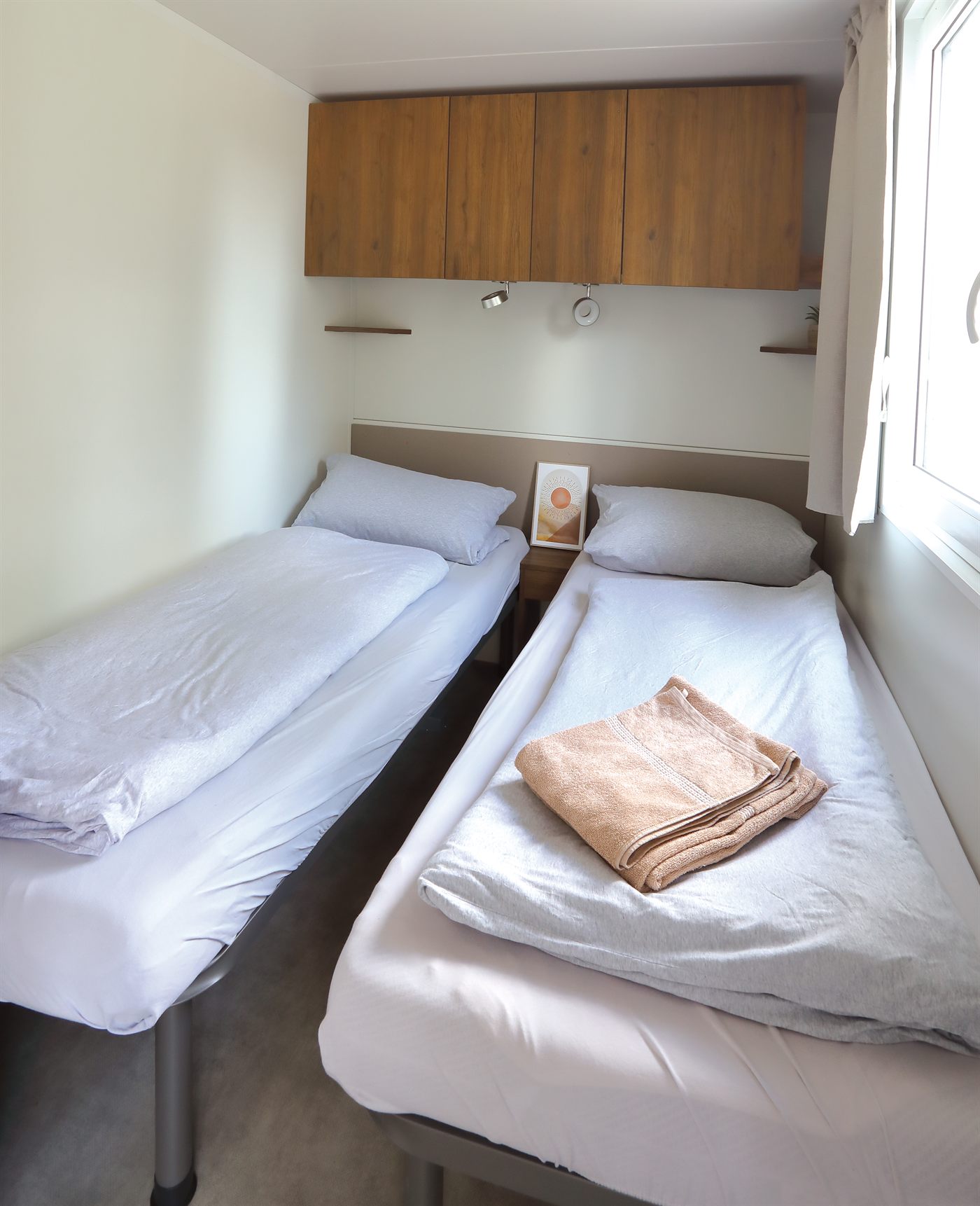 Schlafzimmer mit zwei Einzelbetten