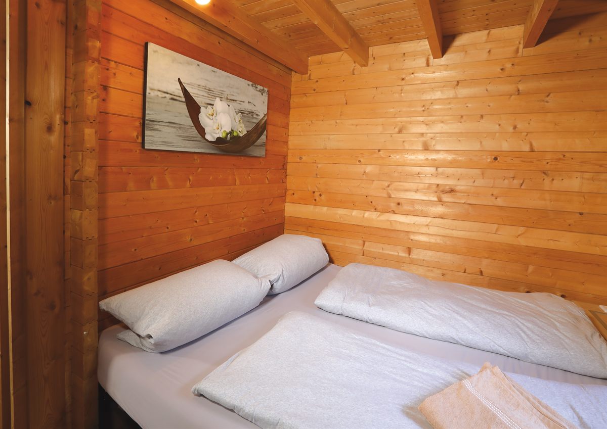 Schlafzimmer mit Doppelbett