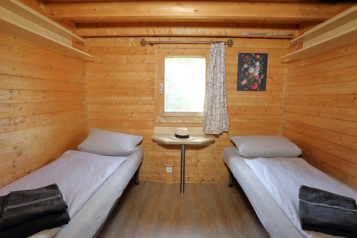 Schlafzimmer mit zwei Einzelbetten