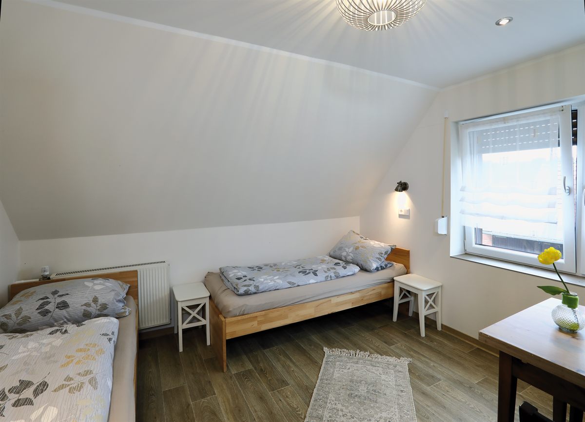 Helles Zimmer mit Doppel- und Einzelbett