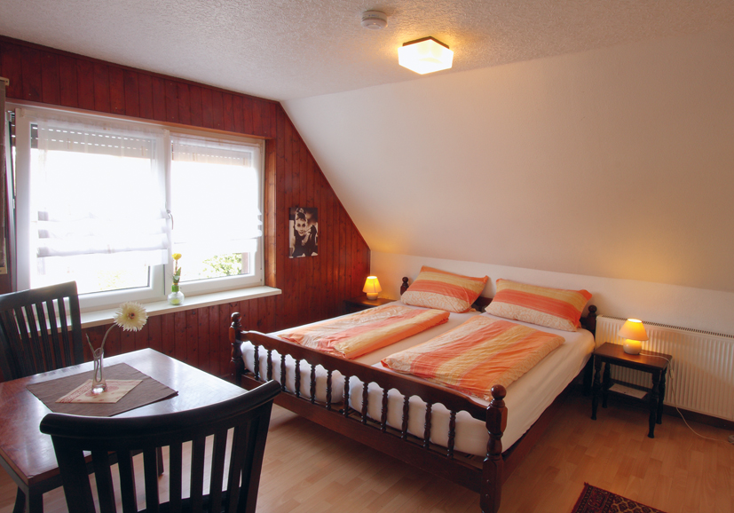 Helles Gästezimmer auf dem Leitingshof